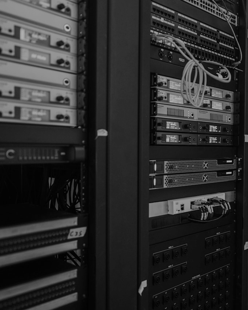 Serverové racky v zabezpečeném datacentru